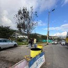 Moradores de Tumbaco exigen obras en la vía Gaspar de Carvajal, realizaron un cierre en la vía para protestar.