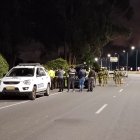 El objeto sospechoso fue abandonado a un costado de la vía.