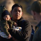 Fotografía de archivo de un hombre y su bebé en la zona fronteriza de Jacumba, California (EE.UU.).