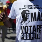 Una persona participa en la manifestación del Primero de Mayo, en Cali (Colombia).