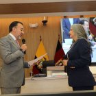 El alcalde Pabel Muñoz tomó el juramento a Fernanda Racines.