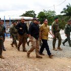 El ministro de Seguridad Pública, Frank Ábrego (c d), y el director de Migración de Panamá, Roger Mojica (c i) recorren la principal estación migratoria este miércoles, en Lajas Blancas (Panamá).