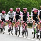 Los ciclistas del EF Education-EasyPost cuidaron de su líder, Richard Carapaz (i).