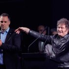 El presidente de Argentina, Javier Milei (d), y el portavoz presidencial y candidato a legislador por el partido La Libertad Avanza (LLA), Manuel Adorni, participan en un acto de cierre de campaña, en Buenos Aires (Argentina).