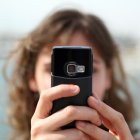 Una persona usa los datos de su celular en el exterior.