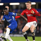 Moisés Caicedo en el control de la pelota en el duelo entre Chelsea y Manchester United