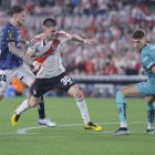 Franco Mastantuono (c) de River Plate en la acción del penal de Mateo Carabajal (i) de Independiente del Valle.