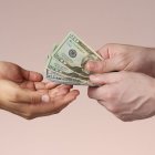 El Ministerio de Inclusión Económica y Social (MIES) habilita el cobro mensual del Bono de Desarrollo Humano.