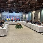 Miembros de las delegaciones ucraniana (izq.) y rusa (der.) asistiendo a una reunión en la oficina presidencial turca de Dolmabahce, en Estambul.