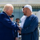 Donald Trump, despidiéndose del presidente de Emiratos Árabes Unidos, Mohamed bin Zayed Al Nahyan en el Aeropuerto Presidencial de Abu Dabi, Emiratos Árabes Unidos, el 16 de mayo de 2025.