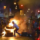 Manifestantes bloquean una vía durante una protesta este jueves, en Santiago de Veraguas (Panamá)