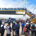 Decenas de personas se aglomeraron en los exteriores de la UPSE, donde quedó el cuerpo de una de las víctmas. La otra quedó tendida al interior de la universidad.