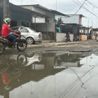 Los conductores deben evitar pasar por las aguas estancadas y pestilentes en la parroquia Barreiro.