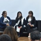 Valeria Campos, madre de Michelle Montenegro y Alexandra Córdova, madre de David Romo, participaron de un conversatorio moderado por Amanda Villavicencio, en la Facso.