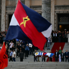 El presidente de Uruguay, Yamandú Orsi (C), la vicepresidenta Carolina Cosse y el secretario de la Presidencia, Alejandro Sánchez, permanecen junto al féretro con los restos del expresidente José "Pepe" Mujica, antes de salir del Palacio Legislativo en Montevideo, el 15 de mayo de 2025.