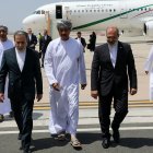 El canciller iraní Abbas Araghchi (I) llegando a Mascate. Medios iraníes reportaron ese día el inicio de la cuarta ronda de negociaciones nucleares entre Irán y Estados Unidos en la capital de Omán.