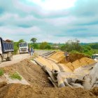 Una alcantarilla de desfogue colapsó en el canal Chongón – Sube y Baja, provocando la ruptura del canal e inundando la vía en un tramo,