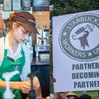 Una colaboradora con el uniforme anterior de Starbucks.
