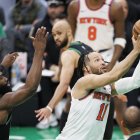 Jalen Brunson (d) fue uno de los artífices de los Knicks de Nueva York para la victoria ante Celtics. En la foto con el defensa Jaylen Brown.