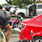 El crimen ocurrió en la vía Perimetral, ante decenas de comerciantes, conductores y peatones.