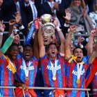 Los jugadores del Cristal Palace con la primer copa en su historia deportiva.