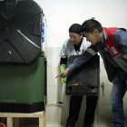 Gustavo capacitó a Patricia Álvarez sobre el manejo de la compostera móvil.