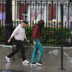 En varios sectores de la ciudad, los peatones lucen empapados tras la lluvia sorpresiva de este 17 de mayo.