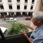 Leopoldo Pazmiño convive con la contaminación ambiental y auditiva que generan los buses de transporte público y otros vehículos motorizados en la céntrica calle Rumichaca.