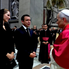 Daniel Noboa y Lavinia Valbonesi se reúnen con el papa León XIV tras misa en el Vaticano.