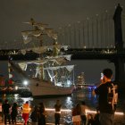 Personas observan cómo un buque escuela de la Armada de México es retirado tras estrellarse contra el Puente de Brooklyn, en Nueva York, el sábado 17 de mayo de 2025.
