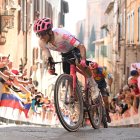 Richard Carapaz durante la novena etapa del Giro de Italia 2025.