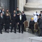 El presidente de Ucrania, Volodímir Zelenski (c), al llegar a la plaza de San Pedro, en el Vaticano, este domingo 18 de mayo, antes de la misa del papa León XIV.