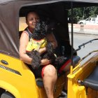 Gaby Caicedo y su mascota Luna llegando al estadio Monumental.