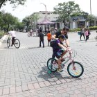 Familias aprovecharon la peatonalización de un carril de la avenida Víctor Emilio Estrada para que los niños anden en bicicleta.