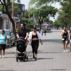 Las familias aprovecharon que un tramo de la avenida Víctor Emilio Estrada fue peatonal, para movilizarse con tranquilidad.