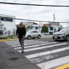 Si bien en la vía del Ferrocarril hay señalización y rompevelocidades, los peatones aseguran que cruzar por la zona es un desafío.