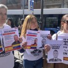 Un grupo de familiares y activistas venezolanos se concentró el lunes 12 de mayo frente al Ministerio de Asuntos Exteriores en Madrid.