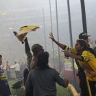 Felipe Caicedo regala su camiseta en la Sur Oscura.