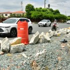 Obra inconclusa. Polvo y múltiples obstáculos para caminar es lo que se observa a lo largo de la avenida. Las familias aseguran que las labores se paralizaron hace más de dos meses.