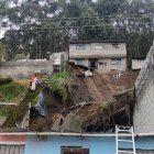 El talud cedió por la saturación del suelo en la zona de Santa María de Cotocollao, en el norte de Quito.
