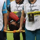 José Contreras fue retirado en camilla al minuto 19 del Clásico del Astillero.