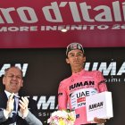 El ciclista Isaac Del Toro Romero, del UAE Team Emirates, en el podio con el jersey de líder de la clasificación general del Giro.