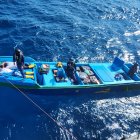 Miembros de la Armada del Ecuador custodian cargamento con presunta droga incautado en altamar frente a Santa Elena