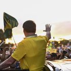 El expresidente Jair Bolsonaro saluda a sus simpatizantes este miércoles 7 de abril de 2025, en un acto que pide una amnistía para los condenados por la asonada de enero de 2023, en Brasilia (Brasil).