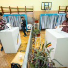 Votantes sufragan en un colegio electoral de Bucarest, Rumanía, el 18 de mayo de 2025, durante la segunda vuelta de las elecciones presidenciales.