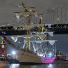 Fotografía del buque escuela mexicano Cuauhtémoc junto al puente de Brooklyn, en Nueva York (EE.UU.