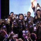 El presidente de Argentina, Javier Milei (c), habla sus seguidores este domingo, en Buenos Aires (Argentina).