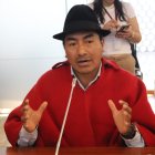 Leonidas Iza, presidente de la CONAIE, en una rueda de prensa. La organización rechazó la ley económica del Gobierno.