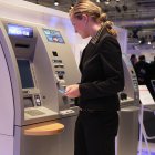 Una persona utiliza un cajero para realizar una transacción bancaria.