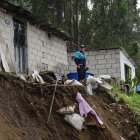 Tras las  lluvias del lunes, un deslizamiento de tierra afectó  viviendas. Algunas quedaron al borde de la ladera.